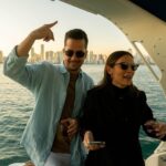 Laura Chimaras Instagram – Tantos momentos vividos amor mío, tantas risas, besos, abrazos, miedos, alegrías… tantas cosas mi amor.

Hoy en el día de tu cumpleaños, recuerdo nuestro primer año juntos y me pregunto, ¿a dónde irán esos días? ¿Esas celebraciones? ¿Tu risa, tu mirada? 

Hoy en tu día, te celebro desde lo más hondo, eres el ser humano más hermoso, bondadoso, inteligente, divertido… eres para mí, perfecto, te celebro mi amor, te deseo lo mejor en tu día.

Eres mi hogar, eres la persona que siempre quiero ver apenas despierte, quiero verte feliz mi amor, quiero verte sonreír.

A celebrar, por tus sueños, tus deseos, tus metas, tu familia que ya es mi familia, por todo lo que vendrá.

Yo siempre estaré aquí, amándote🤍

Feliz cumpleaños esposo de mi vida @profmosquera que Dios te bendiga🤍