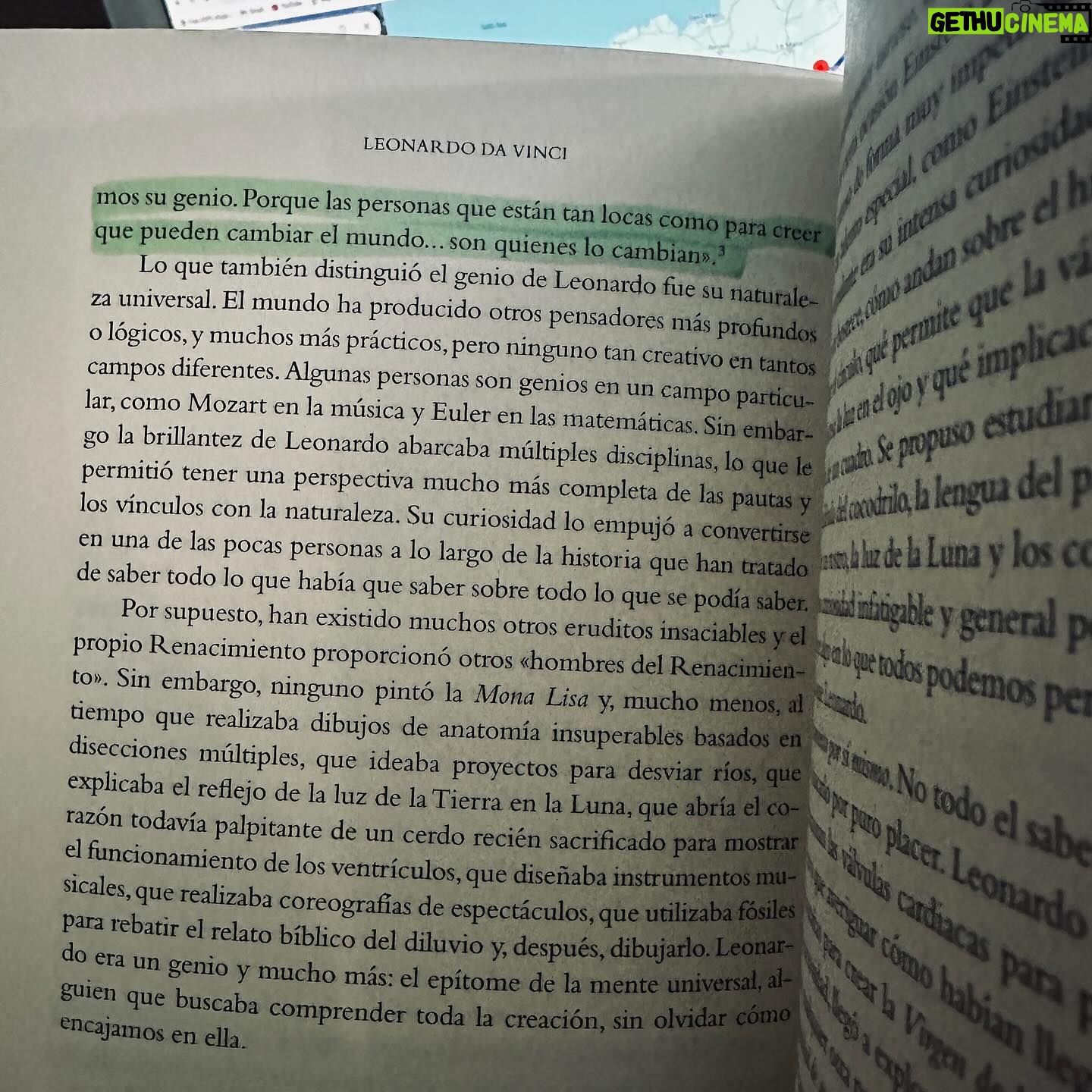 Laura Chimaras Instagram - Leer la segunda foto con calma… Mi primer post del 2024 va dedicado a quien robó mis pensamientos en todo el mes de Diciembre, haciendo de mi vida un carrusel de emociones, asombro, nostalgia y misterio, al maestro Leonardo Da Vinci. Sin duda el mejor libro que he leído en mi vida. Gracias @walter_isaacson tu pluma es una locura, lograste que me imaginara sentada en el estudio de Leonardo mientras trabajaba, gracias por ser vocero de grandes seres que todo el mundo debería conocer. 🥃