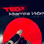 Laura Chimaras Instagram - Es momento de desbloquearnos con los latidos de la palabra, bailar al ritmo del verso y así descargar nuestras luchas internas o nuestras más insistentes prisiones. Hace un mes tuve la oportunidad de vivir uno de los momentos más hermosos de mi carrera, mi primera charla @ted @tedx.altamirawomen Mi idea fue compartir que la poesía puede salvarnos y que si queremos, podemos encontrar ese poeta que llevamos dentro. La charla se encuentra en la plataforma TEDx Talks en YouTube el link lo tienes en mi perfil❌ ¿Quiénes la vieron? ¿Qué opinan? #tedxtalks #ted #tedxaltamirawomen #tedx #chimaraslaura