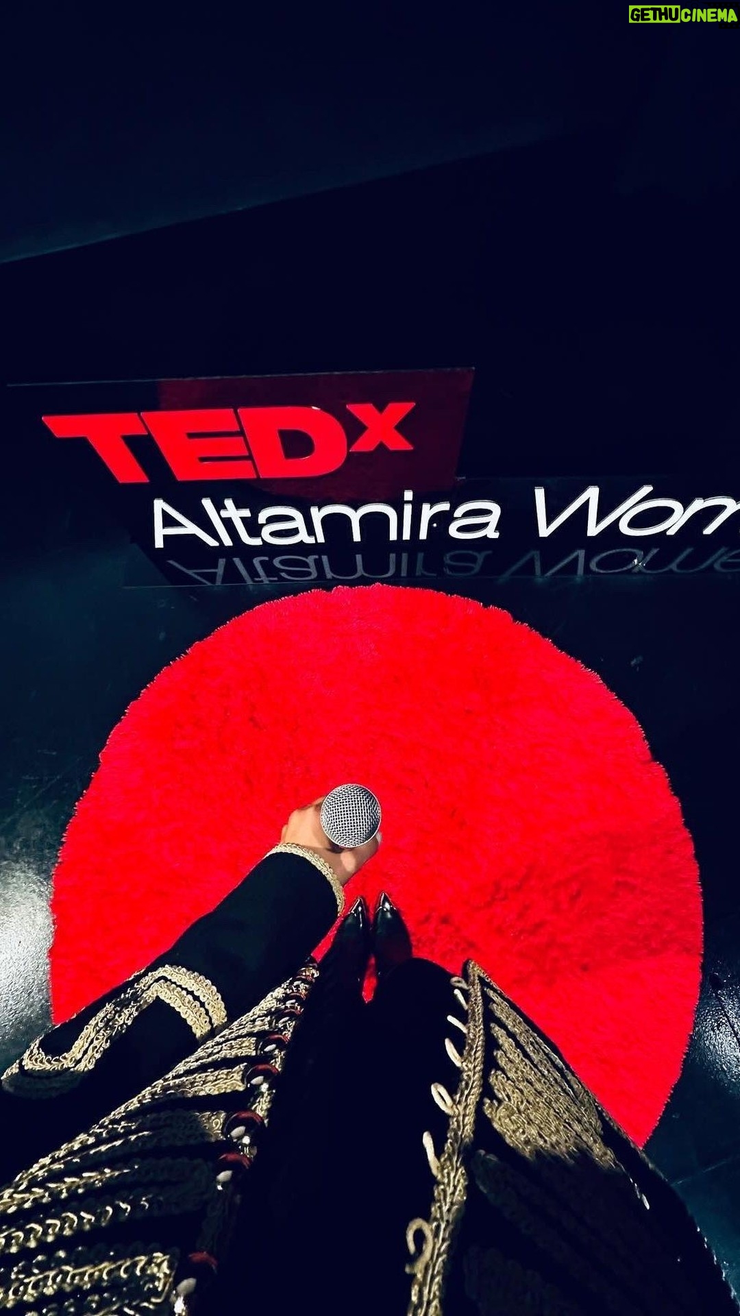 Laura Chimaras Instagram - Es momento de desbloquearnos con los latidos de la palabra, bailar al ritmo del verso y así descargar nuestras luchas internas o nuestras más insistentes prisiones. Hace un mes tuve la oportunidad de vivir uno de los momentos más hermosos de mi carrera, mi primera charla @ted @tedx.altamirawomen Mi idea fue compartir que la poesía puede salvarnos y que si queremos, podemos encontrar ese poeta que llevamos dentro. La charla se encuentra en la plataforma TEDx Talks en YouTube el link lo tienes en mi perfil❌ ¿Quiénes la vieron? ¿Qué opinan? #tedxtalks #ted #tedxaltamirawomen #tedx #chimaraslaura