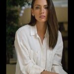 Laura Chimaras Instagram - … son esas cosas que buscamos y no hallamos los caminos que creemos recorrer. Son esos días de fantasías donde mi pueblo consigue la luz. Son esas noches sin solución regando flores de otros balcones sembrando sueños que son ficción… 🖤 Fotografía que me hizo mi esposo @profmosquera ♥️