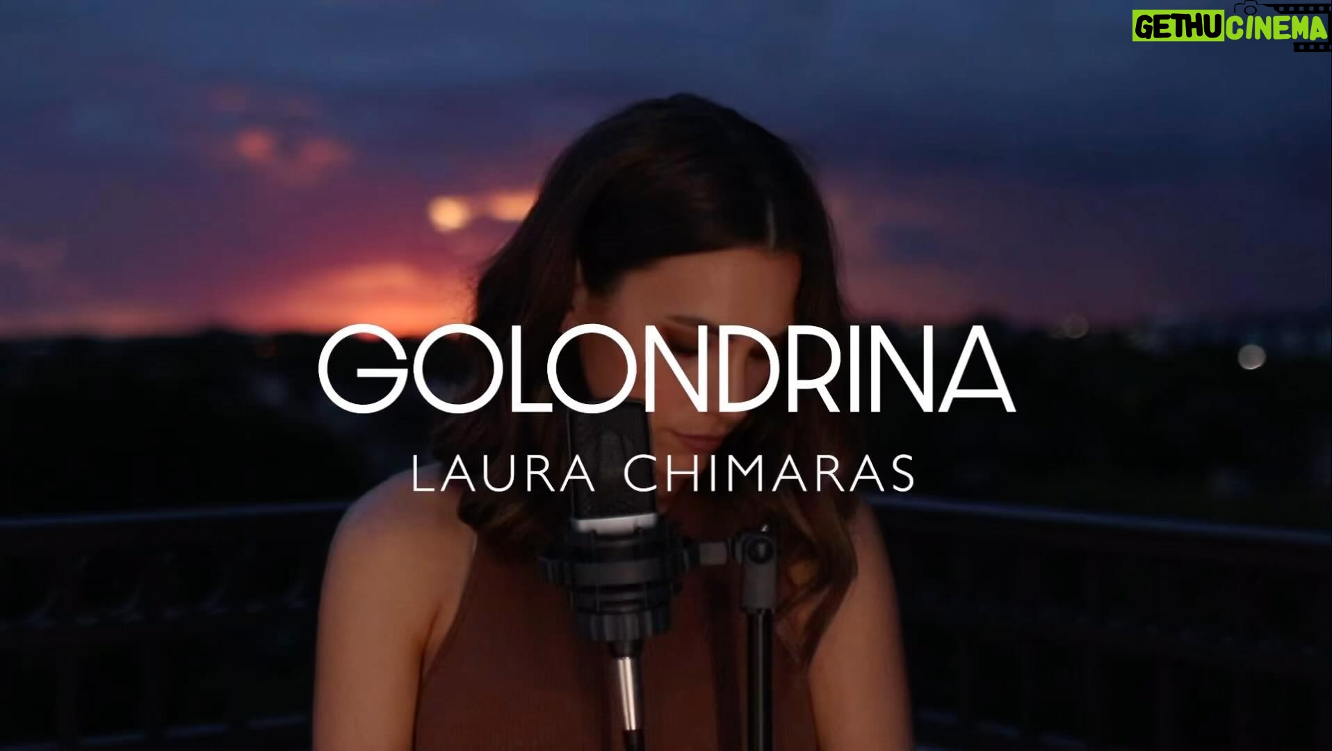 Laura Chimaras Instagram - Un poema para todas esas personas que partieron de Venezuela y tienen esa sensación de nostalgia en el pecho🇻🇪 Si estás fuera del país, este poema puede abrazar tu corazón🤍 ¿En estas navidades extrañas a tu país? ¿Tu familia aún sigue en Venezuela? Escúchalo y déjame tu comentario🫶 Este poema se titula –Golondrina– y lo encuentras en👇🏻 Spotify Apple Music YouTube etc #poema #poesíaymúsica #chimaraslaura #poeta #venezuela🇻🇪 #poesíaenespañol