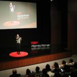 Laura Chimaras Instagram - YA ESTAMOS EN LA PLATAFORMA DE TED❌🔥😭 UNO DE MIS SUEÑOS SE ACABA DE HACER REALIDAD, ESTAR EN @ted Y HABLANDO DE POESÍA ✍🏻 NO IMPORTA CUÁNTAS VECES TE DIGAN QUE NO LO VAS A LOGRAR. QUE TE CRITIQUEN O JUZGUEN, NO IMPORTA, NO ESCUCHES, SI ESO QUE ESTÁS HACIENDO TE DA FELICIDAD, SENTIDO Y GANAS DE SEGUIR VIVIENDO… NO PARES. PUEDEN IR A ESCUCHARLA EN EL LINK DE MI PERFIL O IR DIRECTAMENTE A YOUTUBE Y COLOCAR TED Y LES APARECE. GRACIAS A MI PÚBLICO SIN ELLOS MIS LIBROS O POEMAS NO TENDRÍAN SENTIDO. GRACIAS A LOS QUE SUEÑAN CONMIGO Y ESTÁN MONTADOS EN ESTE BARCO @profmosquera @alikydsousa @nelsoncollazo @chestercastel23 @robbiemeza @luzmarinamarti @andreachimaras @luisluyando GRACIAS 🫶 Gracias a @lvgarciag @soymelissaserrano @tedx.altamirawomen por esta oportunidad, gracias, los admiro mucho🫶❌ Fotografia de @doncremadesdiario #ted #tedxaltamirawomen #tedx #poeta #poesíaymúsica #lapoesíapuedesalvarte #poemas #chimaraslaura