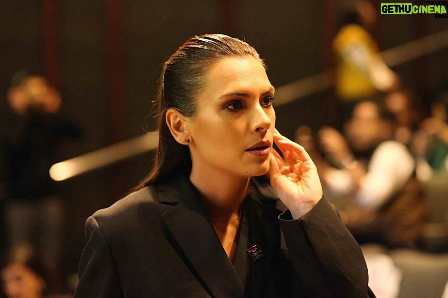 Laura Chimaras Instagram - YA ESTAMOS EN LA PLATAFORMA DE TED❌🔥😭 UNO DE MIS SUEÑOS SE ACABA DE HACER REALIDAD, ESTAR EN @ted Y HABLANDO DE POESÍA ✍🏻 NO IMPORTA CUÁNTAS VECES TE DIGAN QUE NO LO VAS A LOGRAR. QUE TE CRITIQUEN O JUZGUEN, NO IMPORTA, NO ESCUCHES, SI ESO QUE ESTÁS HACIENDO TE DA FELICIDAD, SENTIDO Y GANAS DE SEGUIR VIVIENDO… NO PARES. PUEDEN IR A ESCUCHARLA EN EL LINK DE MI PERFIL O IR DIRECTAMENTE A YOUTUBE Y COLOCAR TED Y LES APARECE. GRACIAS A MI PÚBLICO SIN ELLOS MIS LIBROS O POEMAS NO TENDRÍAN SENTIDO. GRACIAS A LOS QUE SUEÑAN CONMIGO Y ESTÁN MONTADOS EN ESTE BARCO @profmosquera @alikydsousa @nelsoncollazo @chestercastel23 @robbiemeza @luzmarinamarti @andreachimaras @luisluyando GRACIAS 🫶 Gracias a @lvgarciag @soymelissaserrano @tedx.altamirawomen por esta oportunidad, gracias, los admiro mucho🫶❌ Fotografia de @doncremadesdiario #ted #tedxaltamirawomen #tedx #poeta #poesíaymúsica #lapoesíapuedesalvarte #poemas #chimaraslaura