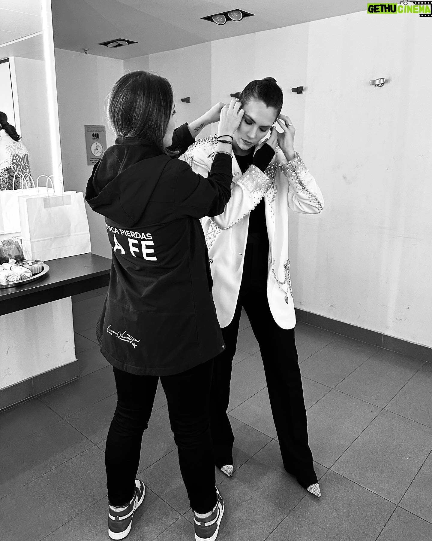Laura Chimaras Instagram - Ya en el hotel en Argentina, veo las fotos de nuestro show en Chile donde tuve 1.000 personas por primera vez y me hace reflexionar y agradecer. Cuando empecé a escribir muchas personas me decían; —no sirves, nadie va a comprar un libro tuyo, nadie te va a escuchar—. La verdad nunca hice caso a esos comentarios… menos mal. Las letras me llevaron al viaje más profundo y volví a nacer, convertí lo que me da vida, en mi proyecto, en mi carrera, en mi compañía. Sigue siendo un camino de muchas pruebas, pero cada vez que veo las sonrisas de las personas en el público me confirman qué debo seguir escribiendo. Gracias a todas las almas que estuvieron, muchos venezolanos y chilenos. Detrás de este logro hay un equipo inmenso. Mi Road Manager @alikydsousa ella siente y confirma que podemos lograr que la poesía traspase fronteras y dedica su tiempo y alma al proyecto, lo valoro, lo aprecio. Mi esposo, @profmosquera confía más que cualquiera que si lo vamos a lograr, él deja el alma en cada paso del proyecto. Es mi compañero y lo amo con todo mi ser, agradezco poder transitar este viaje con él. @nelsoncollazo @chestercastel23 están más activos que cualquiera, compartiendo la felicidad y confiando de que todos en algún momento viviremos esto juntos. GRACIAS! No puedo dejar por fuera a @robbiemeza el creador de la música, anoche las personas decían “QUE BOLAS LA MÚSICA” y con mucho orgullo digo que es Venezolano y para mi es el más crack haciendo música, en él confiaría cualquier proyecto que debamos hacer. Gracias Robbie por estar presente en los shows a través de tu música. Todo el equipo técnico que me acompañó anoche, muchachos gracias, dieron todo, más de 20 personas de crew solo para rodar el show de Chile. GRACIAS! La productora @latramoyaproductions GRACIAS, son los principales responsables de este éxito. Y se que van a preguntar sobre mi chaqueta me la hizo @lelejackets un duro🔥