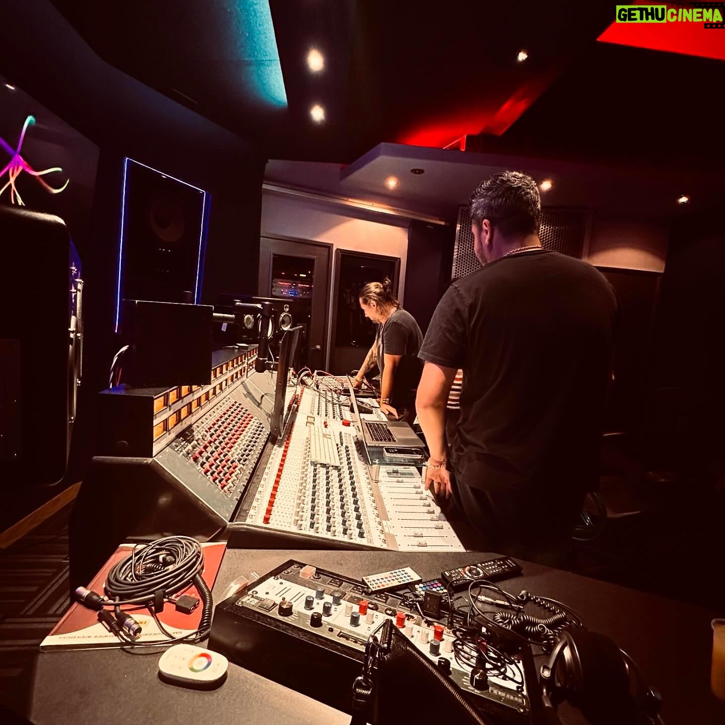 Laura Chimaras Instagram - Ya son, más de 5 meses que el estudio se ha convertido en mi segunda casa, para crear, sentir, reír, cometer errores, un sin fín de cosas. Hace meses que estoy en la construcción de algo que ni yo estaba muy clara de cómo iba a sonar y el camino de creación me mostró sus colores, sus sonidos, la voz que va a estar presente… Me hizo crear una familia nueva. No sé que sería de este álbum sin @profmosquera por sus ideas, su calma, su entusiasmo. Sin @robbiemeza por su arte, su producción musical, ideas, entrega. Honrada me siento de poder decir que los muchachos de @demastersinc @franksantofimio @enderthomas son parte de esta creación. Las ideas de frank tan valiosas, sus tocadas de guitarra en la mañana mientras buscábamos algún sonido, su tiempo y siempre su buena vibra. Y algo que debo confesar, este álbum no sería lo que está empezando a ser sin las voces, arreglos, ideas, sentimientos, de @enderthomas admiración total a su arte y entrega en cada minuto. ¿Será que ya les empiezo a mostrar cómo vamos? ¿Qué dicen? ¿Preparados para escuchar más poesía? #poesíaymúsica #poemas #poeta #albumspokenword