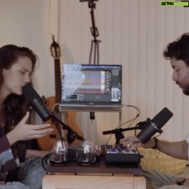 Laura Chimaras Instagram - Este Lunes sale “MEZA Sessions 2” junto a la talentosa escritora y poeta venezolana Laura Chimaras. Poesía, musica, vinos y una buena conversa. #MezaSessions