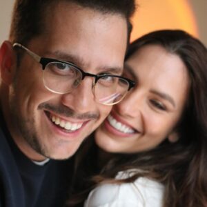 Laura Chimaras Instagram - Tantos momentos vividos amor mío, tantas risas, besos, abrazos, miedos, alegrías… tantas cosas mi amor.

Hoy en el día de tu cumpleaños, recuerdo nuestro primer año juntos y me pregunto, ¿a dónde irán esos días? ¿Esas celebraciones? ¿Tu risa, tu mirada? 

Hoy en tu día, te celebro desde lo más hondo, eres el ser humano más hermoso, bondadoso, inteligente, divertido… eres para mí, perfecto, te celebro mi amor, te deseo lo mejor en tu día.

Eres mi hogar, eres la persona que siempre quiero ver apenas despierte, quiero verte feliz mi amor, quiero verte sonreír.

A celebrar, por tus sueños, tus deseos, tus metas, tu familia que ya es mi familia, por todo lo que vendrá.

Yo siempre estaré aquí, amándote🤍

Feliz cumpleaños esposo de mi vida @profmosquera que Dios te bendiga🤍
