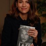 Laura Chimaras Instagram - Nunca Pierdas la Fe, la novela «basada en la vida real» más importante que he escrito hasta ahora, cumplió en agosto dos años de su salida. Una novela sobre el dolor de una hija por haber perdido a su padre en un asesinato. Les quise no sólo agradecer, si no leer unas líneas para ustedes y recordarles que la segunda parte de Nunca Pierdas la Fe viene pronto✍🏻. Escucha el video completo, si estás en algún dolor fuerte comenta este post o si conoces a alguien que debería leer este libro, compártelo. En Venezuela y USA el libro lo puedes adquirir a través de Laurachimaras.com En formato digital en Amazon 🖤📕✍🏻