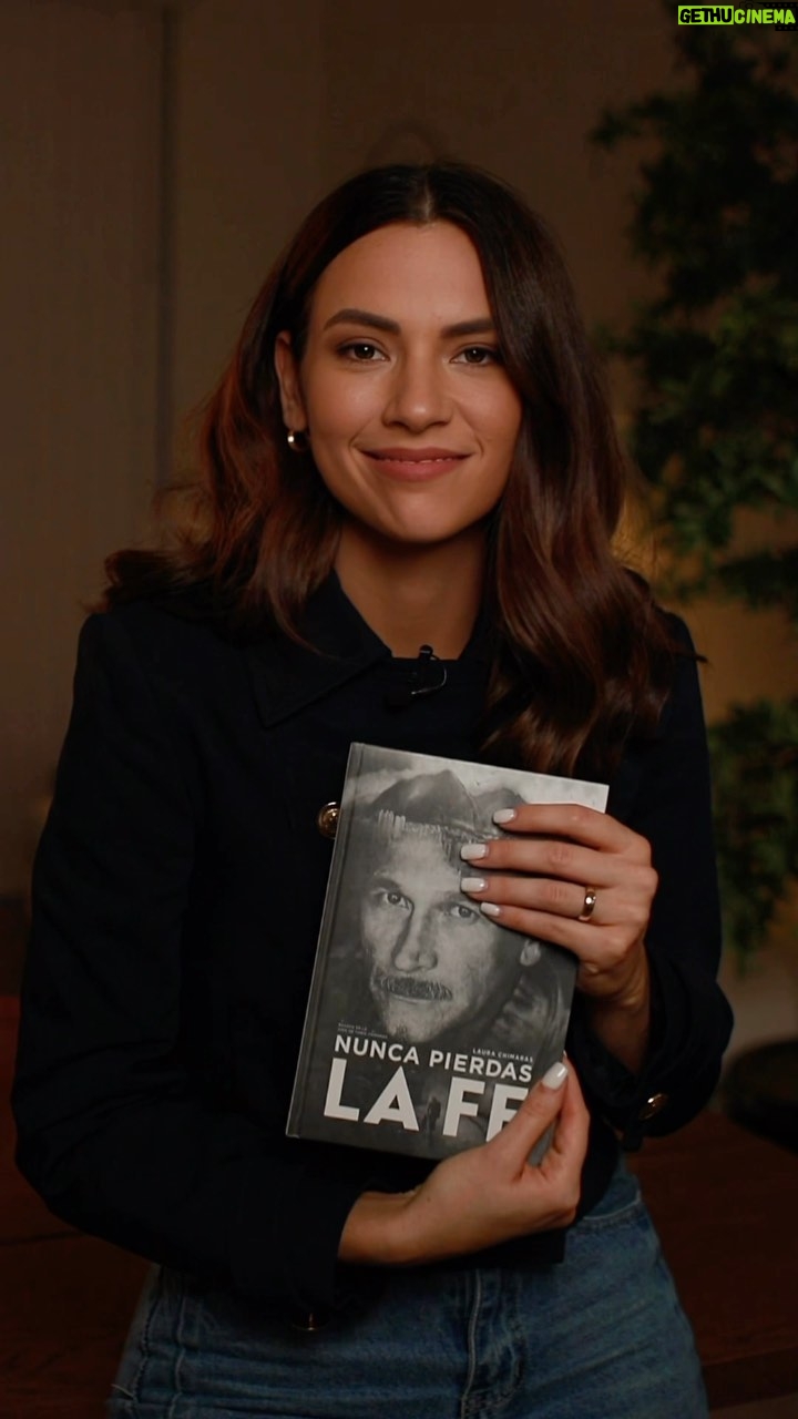 Laura Chimaras Instagram - Nunca Pierdas la Fe, la novela «basada en la vida real» más importante que he escrito hasta ahora, cumplió en agosto dos años de su salida. Una novela sobre el dolor de una hija por haber perdido a su padre en un asesinato. Les quise no sólo agradecer, si no leer unas líneas para ustedes y recordarles que la segunda parte de Nunca Pierdas la Fe viene pronto✍🏻. Escucha el video completo, si estás en algún dolor fuerte comenta este post o si conoces a alguien que debería leer este libro, compártelo. En Venezuela y USA el libro lo puedes adquirir a través de Laurachimaras.com En formato digital en Amazon 🖤📕✍🏻