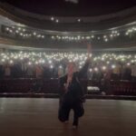 Laura Chimaras Instagram - Estoy segura de que las pruebas más duras son para disfrutar en algún momento de las cosas buenas, tengo FE en eso. Aunque mi voz se quiebre, y detrás del telón mi corazón se rompa, el escenario será mi lugar seguro y siempre me dejaré caer en cada poema para poder revivir en el. Tengo Fe y confío en Dios, que las pruebas y todo lo que estoy viviendo es por el camino tan bandera que me espera. No me quebraré, no me rendiré, no me interesa que sigan golpeando yo siempre más fuerza tendré. Que viva la puta poesía y volvimos a llenar un teatro gracias a ella🖤🎤✍🏻