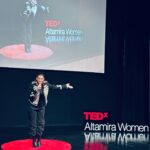 Laura Chimaras Instagram - Todo empieza… con un viaje de la imaginación y un verso besar un recuerdo y navegar las lágrimas de un momento. Izar las velas hacia un viaje interior y descubrir lo que hay adentro dejando que fluya el ritmo, la rima y la cuenta. Hoy, 28 de Noviembre se vivió algo tan sublime, hermoso, intenso, que no tengo palabras❌ Tuve 7 minutos para hablar de poesía y recitar 2 poemas 🔥 ¿cómo se logró? –Apenas coloquen la charla en la plataforma TED se las comparto– pero hicimos que el público, riera, llorara, pensara, y al final suspirara… si en 7 minutos. Gracias por tanto, hoy cumplí un sueño muy valioso para mi🥹🕊️ Gracias @tedx.altamirawomen @ted fue uno de los mejores días de mi vida❌ #poeta #ted #tedxaltamirawomen #poesíaymúsica #poesía
