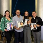 Laura Chimaras Instagram - Esto pasó anoche en mi país Venezuela 🇻🇪🥹 Tuve le oportunidad de ser la portada de @rdeldomingo y no sólo el trabajo que se hizo de edición, la conversación que tuvimos, fue grandiosa, si no que, entre todo el recorrido, escribí un artículo donde cuento no sólo el proceso que ando transitando, si no la importancia de la lectura y en este caso de la poesía en nuestras vidas. Gracias a todo el equipo, a todas las personas que estaban anoche en el evento, sé que nos vamos a ver muy pronto mi Venezuela linda🇻🇪 Te llevo en mis poemas, en mis libros, en mi sentir más que nunca. Mientras el tiempo pasa, más te extraño y más ganas de volver a abrazarlos tengo. PRONTO NOS VEMOS MI VENEZUELA, PRONTO🇻🇪 La fotografía de portada fue realizada por @elizabethmua El domingo ya estará disponible en físico en todas las tiendas @redvital.ve del país. En los vuelos de Turpial Airlines y en más de 160 puntos de cortesía de distribuidor en: Caracas, Carabobo, Aragua, Cojedes y Costa de Falcón. #revistadeldomingo