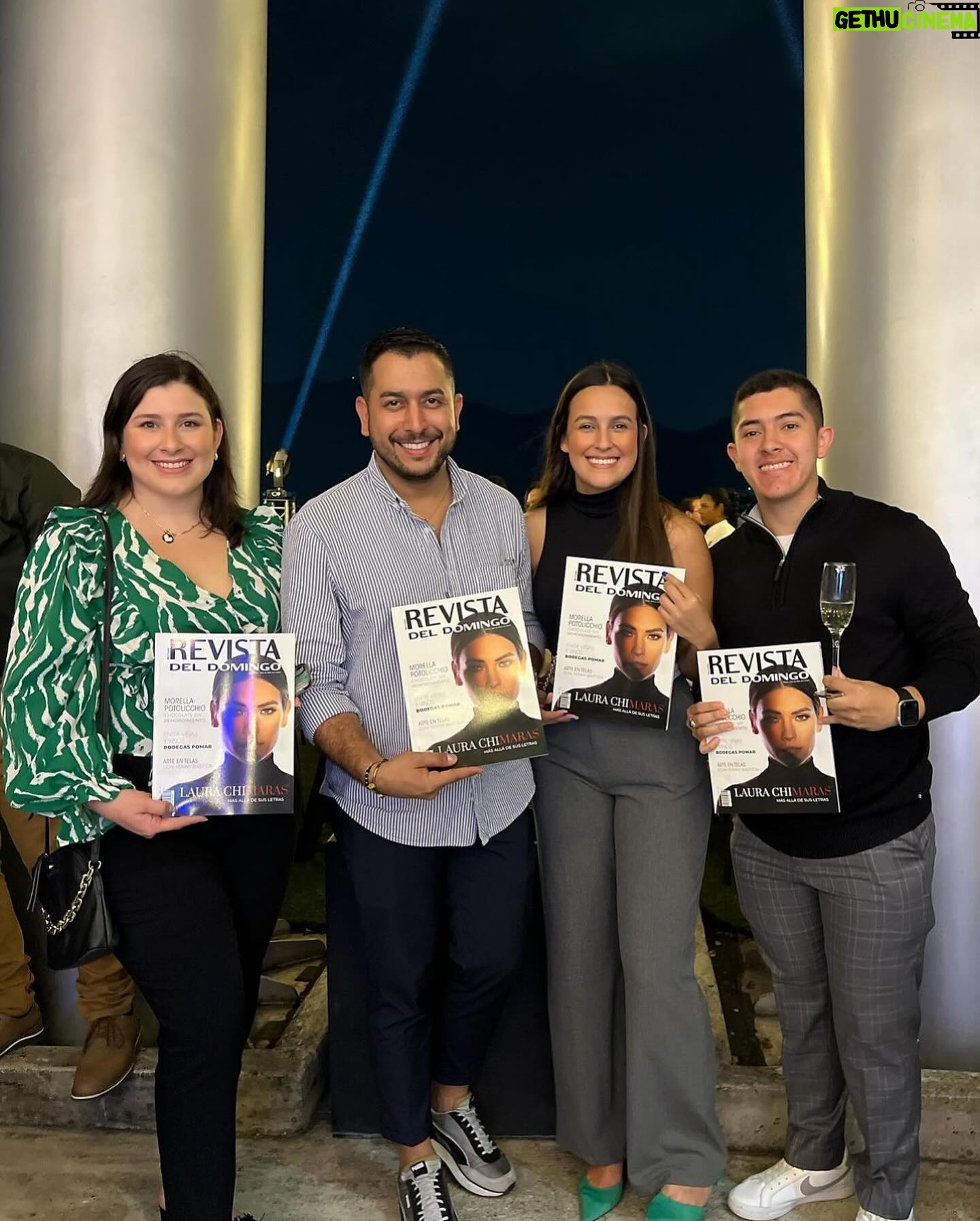 Laura Chimaras Instagram - Esto pasó anoche en mi país Venezuela 🇻🇪🥹 Tuve le oportunidad de ser la portada de @rdeldomingo y no sólo el trabajo que se hizo de edición, la conversación que tuvimos, fue grandiosa, si no que, entre todo el recorrido, escribí un artículo donde cuento no sólo el proceso que ando transitando, si no la importancia de la lectura y en este caso de la poesía en nuestras vidas. Gracias a todo el equipo, a todas las personas que estaban anoche en el evento, sé que nos vamos a ver muy pronto mi Venezuela linda🇻🇪 Te llevo en mis poemas, en mis libros, en mi sentir más que nunca. Mientras el tiempo pasa, más te extraño y más ganas de volver a abrazarlos tengo. PRONTO NOS VEMOS MI VENEZUELA, PRONTO🇻🇪 La fotografía de portada fue realizada por @elizabethmua El domingo ya estará disponible en físico en todas las tiendas @redvital.ve del país. En los vuelos de Turpial Airlines y en más de 160 puntos de cortesía de distribuidor en: Caracas, Carabobo, Aragua, Cojedes y Costa de Falcón. #revistadeldomingo