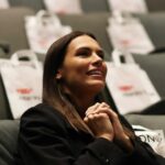 Laura Chimaras Instagram - YA ESTAMOS EN LA PLATAFORMA DE TED❌🔥😭 UNO DE MIS SUEÑOS SE ACABA DE HACER REALIDAD, ESTAR EN @ted Y HABLANDO DE POESÍA ✍🏻 NO IMPORTA CUÁNTAS VECES TE DIGAN QUE NO LO VAS A LOGRAR. QUE TE CRITIQUEN O JUZGUEN, NO IMPORTA, NO ESCUCHES, SI ESO QUE ESTÁS HACIENDO TE DA FELICIDAD, SENTIDO Y GANAS DE SEGUIR VIVIENDO… NO PARES. PUEDEN IR A ESCUCHARLA EN EL LINK DE MI PERFIL O IR DIRECTAMENTE A YOUTUBE Y COLOCAR TED Y LES APARECE. GRACIAS A MI PÚBLICO SIN ELLOS MIS LIBROS O POEMAS NO TENDRÍAN SENTIDO. GRACIAS A LOS QUE SUEÑAN CONMIGO Y ESTÁN MONTADOS EN ESTE BARCO @profmosquera @alikydsousa @nelsoncollazo @chestercastel23 @robbiemeza @luzmarinamarti @andreachimaras @luisluyando GRACIAS 🫶 Gracias a @lvgarciag @soymelissaserrano @tedx.altamirawomen por esta oportunidad, gracias, los admiro mucho🫶❌ Fotografia de @doncremadesdiario #ted #tedxaltamirawomen #tedx #poeta #poesíaymúsica #lapoesíapuedesalvarte #poemas #chimaraslaura
