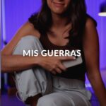 Laura Chimaras Instagram - Un poema que escribí esta semana y se los quiero compartir, así, sencillo, leído desde mi teléfono para ustedes✍🏻 - Si escribo es para ganar mis guerras -que no han sido pocas-, desenvainé mi espada contra el tiempo, sangré versos mientras reclamaba la partida inesperada, cicatrize una herida que dejó la traición, y con el próximo poema le escribí al amor, a mi amor. - Feliz sábado🕊️