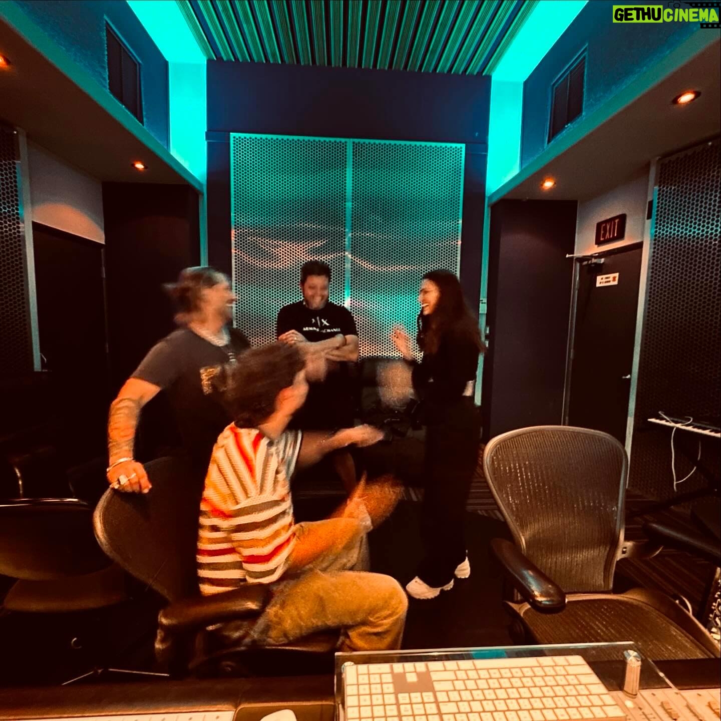 Laura Chimaras Instagram - Ya son, más de 5 meses que el estudio se ha convertido en mi segunda casa, para crear, sentir, reír, cometer errores, un sin fín de cosas. Hace meses que estoy en la construcción de algo que ni yo estaba muy clara de cómo iba a sonar y el camino de creación me mostró sus colores, sus sonidos, la voz que va a estar presente… Me hizo crear una familia nueva. No sé que sería de este álbum sin @profmosquera por sus ideas, su calma, su entusiasmo. Sin @robbiemeza por su arte, su producción musical, ideas, entrega. Honrada me siento de poder decir que los muchachos de @demastersinc @franksantofimio @enderthomas son parte de esta creación. Las ideas de frank tan valiosas, sus tocadas de guitarra en la mañana mientras buscábamos algún sonido, su tiempo y siempre su buena vibra. Y algo que debo confesar, este álbum no sería lo que está empezando a ser sin las voces, arreglos, ideas, sentimientos, de @enderthomas admiración total a su arte y entrega en cada minuto. ¿Será que ya les empiezo a mostrar cómo vamos? ¿Qué dicen? ¿Preparados para escuchar más poesía? #poesíaymúsica #poemas #poeta #albumspokenword