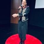 Laura Chimaras Instagram - Todo empieza… con un viaje de la imaginación y un verso besar un recuerdo y navegar las lágrimas de un momento. Izar las velas hacia un viaje interior y descubrir lo que hay adentro dejando que fluya el ritmo, la rima y la cuenta. Hoy, 28 de Noviembre se vivió algo tan sublime, hermoso, intenso, que no tengo palabras❌ Tuve 7 minutos para hablar de poesía y recitar 2 poemas 🔥 ¿cómo se logró? –Apenas coloquen la charla en la plataforma TED se las comparto– pero hicimos que el público, riera, llorara, pensara, y al final suspirara… si en 7 minutos. Gracias por tanto, hoy cumplí un sueño muy valioso para mi🥹🕊️ Gracias @tedx.altamirawomen @ted fue uno de los mejores días de mi vida❌ #poeta #ted #tedxaltamirawomen #poesíaymúsica #poesía