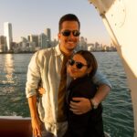 Laura Chimaras Instagram – Tantos momentos vividos amor mío, tantas risas, besos, abrazos, miedos, alegrías… tantas cosas mi amor.

Hoy en el día de tu cumpleaños, recuerdo nuestro primer año juntos y me pregunto, ¿a dónde irán esos días? ¿Esas celebraciones? ¿Tu risa, tu mirada? 

Hoy en tu día, te celebro desde lo más hondo, eres el ser humano más hermoso, bondadoso, inteligente, divertido… eres para mí, perfecto, te celebro mi amor, te deseo lo mejor en tu día.

Eres mi hogar, eres la persona que siempre quiero ver apenas despierte, quiero verte feliz mi amor, quiero verte sonreír.

A celebrar, por tus sueños, tus deseos, tus metas, tu familia que ya es mi familia, por todo lo que vendrá.

Yo siempre estaré aquí, amándote🤍

Feliz cumpleaños esposo de mi vida @profmosquera que Dios te bendiga🤍