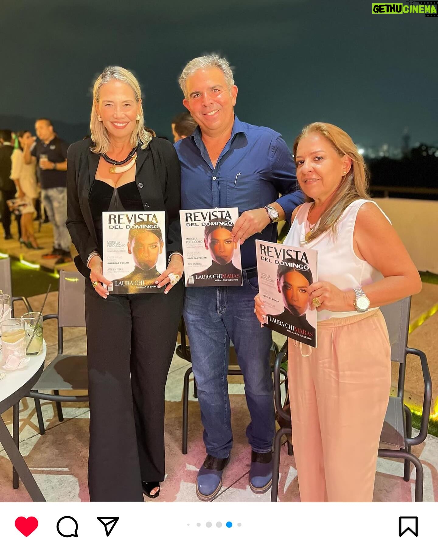 Laura Chimaras Instagram - Esto pasó anoche en mi país Venezuela 🇻🇪🥹 Tuve le oportunidad de ser la portada de @rdeldomingo y no sólo el trabajo que se hizo de edición, la conversación que tuvimos, fue grandiosa, si no que, entre todo el recorrido, escribí un artículo donde cuento no sólo el proceso que ando transitando, si no la importancia de la lectura y en este caso de la poesía en nuestras vidas. Gracias a todo el equipo, a todas las personas que estaban anoche en el evento, sé que nos vamos a ver muy pronto mi Venezuela linda🇻🇪 Te llevo en mis poemas, en mis libros, en mi sentir más que nunca. Mientras el tiempo pasa, más te extraño y más ganas de volver a abrazarlos tengo. PRONTO NOS VEMOS MI VENEZUELA, PRONTO🇻🇪 La fotografía de portada fue realizada por @elizabethmua El domingo ya estará disponible en físico en todas las tiendas @redvital.ve del país. En los vuelos de Turpial Airlines y en más de 160 puntos de cortesía de distribuidor en: Caracas, Carabobo, Aragua, Cojedes y Costa de Falcón. #revistadeldomingo