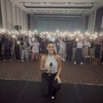 Laura Chimaras Instagram - Me encontré en cada risa, en cada abrazo, en los amigos, familiares, en todo mi público, anoche recibí los aplausos más profundos de mi carrera. Anoche en la ciudad de Miami, por primera vez llenamos nuestra sala de amor, Fe y de Poesía. Gracias a todo mi público, GRACIAS MIAMI🎶🎤 IT’S FKN POETRY 🎶🎤 Próxima parada, nos vemos en Caracas (VEN) el 28 de Noviembre en mi primera charla TED @tedx.altamirawomen 🖤