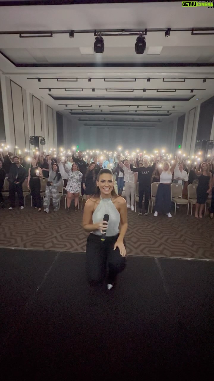 Laura Chimaras Instagram - Me encontré en cada risa, en cada abrazo, en los amigos, familiares, en todo mi público, anoche recibí los aplausos más profundos de mi carrera. Anoche en la ciudad de Miami, por primera vez llenamos nuestra sala de amor, Fe y de Poesía. Gracias a todo mi público, GRACIAS MIAMI🎶🎤 IT’S FKN POETRY 🎶🎤 Próxima parada, nos vemos en Caracas (VEN) el 28 de Noviembre en mi primera charla TED @tedx.altamirawomen 🖤