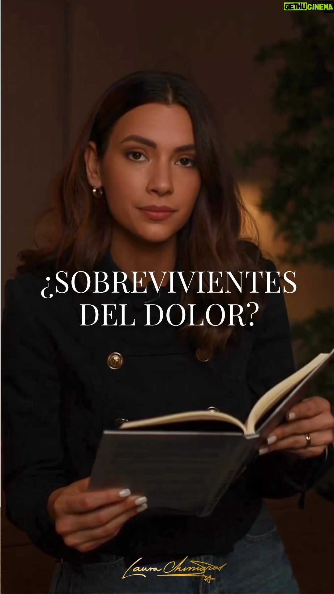 Laura Chimaras Instagram - ¿Quiénes seríamos sin ellos, los libros? Para mí no hay un día del libro… para mí es siempre el día del libro. No recuerdo cuando fue la última vez que viaje sin libros. Llevo tantos años que lo primero que hago es guardar un libro, en mi maleta, en mi cartera, donde sea. Me hacen sentir que no estoy sola, que pase lo que pase siempre tendré alguien que me acompañe. El libro no es solo para expandir tu capacidad, aprender, también funciona para relajarte, para viajar a muchos mundos y sentir que el tiempo se torna diferente, quizá, sientes que ahora si todo tiene sentido. ¿Cuál ha sido el libro se este año que más te ha gustado leer? #diadellibro #felizdíadellibro #nuncapierdaslafe