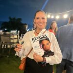 Laura Chimaras Instagram - Esto pasó anoche en mi país Venezuela 🇻🇪🥹 Tuve le oportunidad de ser la portada de @rdeldomingo y no sólo el trabajo que se hizo de edición, la conversación que tuvimos, fue grandiosa, si no que, entre todo el recorrido, escribí un artículo donde cuento no sólo el proceso que ando transitando, si no la importancia de la lectura y en este caso de la poesía en nuestras vidas. Gracias a todo el equipo, a todas las personas que estaban anoche en el evento, sé que nos vamos a ver muy pronto mi Venezuela linda🇻🇪 Te llevo en mis poemas, en mis libros, en mi sentir más que nunca. Mientras el tiempo pasa, más te extraño y más ganas de volver a abrazarlos tengo. PRONTO NOS VEMOS MI VENEZUELA, PRONTO🇻🇪 La fotografía de portada fue realizada por @elizabethmua El domingo ya estará disponible en físico en todas las tiendas @redvital.ve del país. En los vuelos de Turpial Airlines y en más de 160 puntos de cortesía de distribuidor en: Caracas, Carabobo, Aragua, Cojedes y Costa de Falcón. #revistadeldomingo