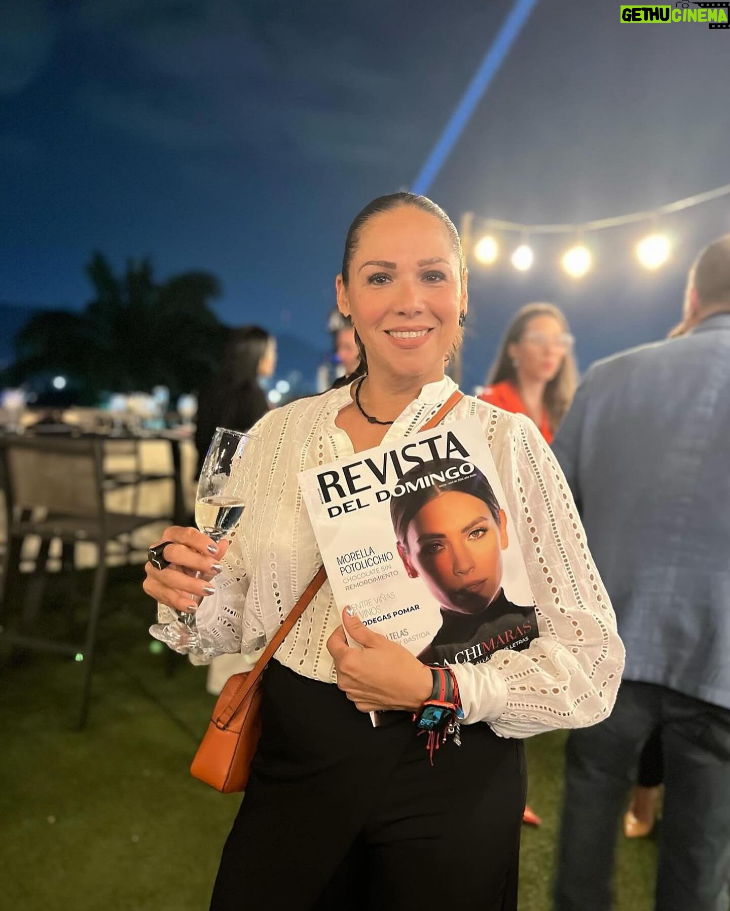 Laura Chimaras Instagram - Esto pasó anoche en mi país Venezuela 🇻🇪🥹 Tuve le oportunidad de ser la portada de @rdeldomingo y no sólo el trabajo que se hizo de edición, la conversación que tuvimos, fue grandiosa, si no que, entre todo el recorrido, escribí un artículo donde cuento no sólo el proceso que ando transitando, si no la importancia de la lectura y en este caso de la poesía en nuestras vidas. Gracias a todo el equipo, a todas las personas que estaban anoche en el evento, sé que nos vamos a ver muy pronto mi Venezuela linda🇻🇪 Te llevo en mis poemas, en mis libros, en mi sentir más que nunca. Mientras el tiempo pasa, más te extraño y más ganas de volver a abrazarlos tengo. PRONTO NOS VEMOS MI VENEZUELA, PRONTO🇻🇪 La fotografía de portada fue realizada por @elizabethmua El domingo ya estará disponible en físico en todas las tiendas @redvital.ve del país. En los vuelos de Turpial Airlines y en más de 160 puntos de cortesía de distribuidor en: Caracas, Carabobo, Aragua, Cojedes y Costa de Falcón. #revistadeldomingo