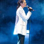 Laura Chimaras Instagram - Ya en el hotel en Argentina, veo las fotos de nuestro show en Chile donde tuve 1.000 personas por primera vez y me hace reflexionar y agradecer. Cuando empecé a escribir muchas personas me decían; —no sirves, nadie va a comprar un libro tuyo, nadie te va a escuchar—. La verdad nunca hice caso a esos comentarios… menos mal. Las letras me llevaron al viaje más profundo y volví a nacer, convertí lo que me da vida, en mi proyecto, en mi carrera, en mi compañía. Sigue siendo un camino de muchas pruebas, pero cada vez que veo las sonrisas de las personas en el público me confirman qué debo seguir escribiendo. Gracias a todas las almas que estuvieron, muchos venezolanos y chilenos. Detrás de este logro hay un equipo inmenso. Mi Road Manager @alikydsousa ella siente y confirma que podemos lograr que la poesía traspase fronteras y dedica su tiempo y alma al proyecto, lo valoro, lo aprecio. Mi esposo, @profmosquera confía más que cualquiera que si lo vamos a lograr, él deja el alma en cada paso del proyecto. Es mi compañero y lo amo con todo mi ser, agradezco poder transitar este viaje con él. @nelsoncollazo @chestercastel23 están más activos que cualquiera, compartiendo la felicidad y confiando de que todos en algún momento viviremos esto juntos. GRACIAS! No puedo dejar por fuera a @robbiemeza el creador de la música, anoche las personas decían “QUE BOLAS LA MÚSICA” y con mucho orgullo digo que es Venezolano y para mi es el más crack haciendo música, en él confiaría cualquier proyecto que debamos hacer. Gracias Robbie por estar presente en los shows a través de tu música. Todo el equipo técnico que me acompañó anoche, muchachos gracias, dieron todo, más de 20 personas de crew solo para rodar el show de Chile. GRACIAS! La productora @latramoyaproductions GRACIAS, son los principales responsables de este éxito. Y se que van a preguntar sobre mi chaqueta me la hizo @lelejackets un duro🔥