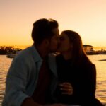 Laura Chimaras Instagram – Tantos momentos vividos amor mío, tantas risas, besos, abrazos, miedos, alegrías… tantas cosas mi amor.

Hoy en el día de tu cumpleaños, recuerdo nuestro primer año juntos y me pregunto, ¿a dónde irán esos días? ¿Esas celebraciones? ¿Tu risa, tu mirada? 

Hoy en tu día, te celebro desde lo más hondo, eres el ser humano más hermoso, bondadoso, inteligente, divertido… eres para mí, perfecto, te celebro mi amor, te deseo lo mejor en tu día.

Eres mi hogar, eres la persona que siempre quiero ver apenas despierte, quiero verte feliz mi amor, quiero verte sonreír.

A celebrar, por tus sueños, tus deseos, tus metas, tu familia que ya es mi familia, por todo lo que vendrá.

Yo siempre estaré aquí, amándote🤍

Feliz cumpleaños esposo de mi vida @profmosquera que Dios te bendiga🤍
