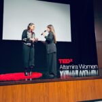 Laura Chimaras Instagram - Todo empieza… con un viaje de la imaginación y un verso besar un recuerdo y navegar las lágrimas de un momento. Izar las velas hacia un viaje interior y descubrir lo que hay adentro dejando que fluya el ritmo, la rima y la cuenta. Hoy, 28 de Noviembre se vivió algo tan sublime, hermoso, intenso, que no tengo palabras❌ Tuve 7 minutos para hablar de poesía y recitar 2 poemas 🔥 ¿cómo se logró? –Apenas coloquen la charla en la plataforma TED se las comparto– pero hicimos que el público, riera, llorara, pensara, y al final suspirara… si en 7 minutos. Gracias por tanto, hoy cumplí un sueño muy valioso para mi🥹🕊️ Gracias @tedx.altamirawomen @ted fue uno de los mejores días de mi vida❌ #poeta #ted #tedxaltamirawomen #poesíaymúsica #poesía