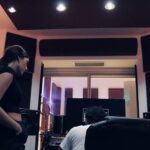 Laura Chimaras Instagram - Me dijeron que era imposible y aquí estoy desde hace muchos meses… creando mi primer álbum de poesía y música💿✍🏻 Mi acercamiento a la escritura se hace por el cansancio que traía de ser parte de comunidades donde no me sentía a gusto, compartir con personas donde la ignorancia era más grande que su capacidad de amar, donde preferían vestir unos zapatos caros a abrazarse en navidad, dejé de sentirme bien ahí y empecé a sentirme como en casa cada vez que escribía. Si bien es cierto, crecí entre poetas, músicos, actores, pensadores, pintores, arquitectos, y conocí desde muy chiquita lo que es hacer arte, vivir de eso, jamás había sentido algo tan fuerte como la escritura, la palabra, el recitar un poema, el conocer la música como la construcción de unas alas para hacer que mis poemas lleguen más lejos… todo esto es nuevo y quiero quedarme ahí🖤 Nada, este año se las trae, vamos a ver como fluye✍🏻 ¿Que creen que salga primero el libro? ¿Álbum? ¿Gira?