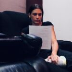 Laura Chimaras Instagram - Me dijeron que era imposible y aquí estoy desde hace muchos meses… creando mi primer álbum de poesía y música💿✍🏻 Mi acercamiento a la escritura se hace por el cansancio que traía de ser parte de comunidades donde no me sentía a gusto, compartir con personas donde la ignorancia era más grande que su capacidad de amar, donde preferían vestir unos zapatos caros a abrazarse en navidad, dejé de sentirme bien ahí y empecé a sentirme como en casa cada vez que escribía. Si bien es cierto, crecí entre poetas, músicos, actores, pensadores, pintores, arquitectos, y conocí desde muy chiquita lo que es hacer arte, vivir de eso, jamás había sentido algo tan fuerte como la escritura, la palabra, el recitar un poema, el conocer la música como la construcción de unas alas para hacer que mis poemas lleguen más lejos… todo esto es nuevo y quiero quedarme ahí🖤 Nada, este año se las trae, vamos a ver como fluye✍🏻 ¿Que creen que salga primero el libro? ¿Álbum? ¿Gira?
