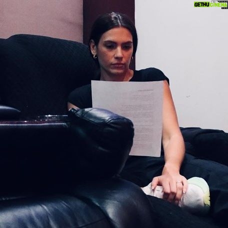 Laura Chimaras Instagram - Me dijeron que era imposible y aquí estoy desde hace muchos meses… creando mi primer álbum de poesía y música💿✍🏻 Mi acercamiento a la escritura se hace por el cansancio que traía de ser parte de comunidades donde no me sentía a gusto, compartir con personas donde la ignorancia era más grande que su capacidad de amar, donde preferían vestir unos zapatos caros a abrazarse en navidad, dejé de sentirme bien ahí y empecé a sentirme como en casa cada vez que escribía. Si bien es cierto, crecí entre poetas, músicos, actores, pensadores, pintores, arquitectos, y conocí desde muy chiquita lo que es hacer arte, vivir de eso, jamás había sentido algo tan fuerte como la escritura, la palabra, el recitar un poema, el conocer la música como la construcción de unas alas para hacer que mis poemas lleguen más lejos… todo esto es nuevo y quiero quedarme ahí🖤 Nada, este año se las trae, vamos a ver como fluye✍🏻 ¿Que creen que salga primero el libro? ¿Álbum? ¿Gira?