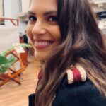 Laura Chimaras Instagram - No sé cómo decirlo, pero en este caminar he crecido mucho, he llorado, me he frustrado… a veces pensé que nada valía la pena. Pero ha sido todo lo contrario, vale más de lo que yo creí. ¿Cómo explicarles a ustedes que conseguí las alas perfectas para cada poema? Me decían que era imposible, y al escuchar el álbum completo, comprendí que nada es imposible🥃 Sueño con mostrarles esto, sueño con que lloren, griten, bailen, rían, con cada poema, con cada historia, con cada sonido. Sueño con vernos en el escenario. En el camino de cada artista, vestimos muchas capas, que cuando empezamos a buscar con la que realmente queremos quedarnos, pasan años para conseguirla, abrazarla, y saber que es ahí donde quieres vivir. ¿Qué tantas ganas tienen de escuchar el álbum? Tengo artistas muy talentosos acompañándome en este álbum, donde el agradecimiento me queda pequeño, por el esfuerzo, el tiempo, la escritura, las risas, muchas cosas, así que gracias a todos🙏🏻 ¿Quienes creen que me acompañen en este viaje? La última fotografía es mi estado actual 🥹