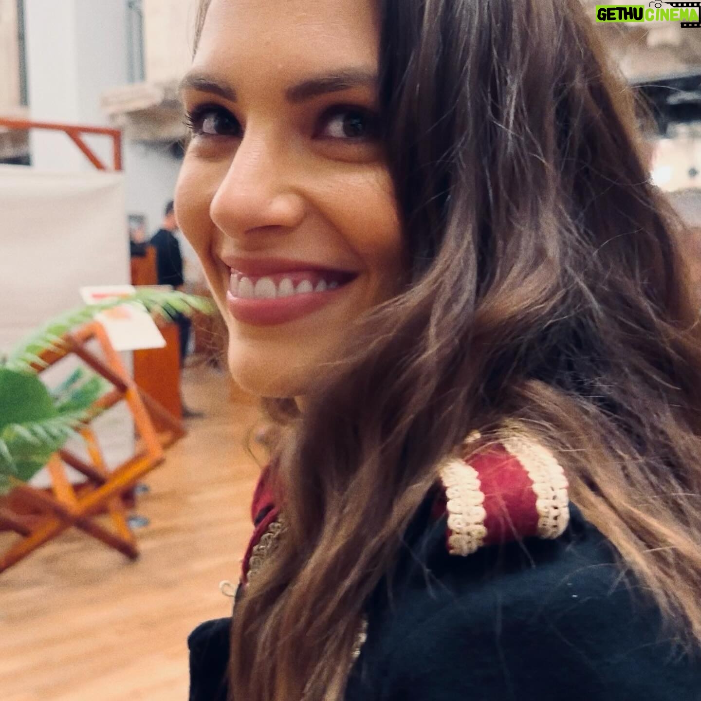 Laura Chimaras Instagram - No sé cómo decirlo, pero en este caminar he crecido mucho, he llorado, me he frustrado… a veces pensé que nada valía la pena. Pero ha sido todo lo contrario, vale más de lo que yo creí. ¿Cómo explicarles a ustedes que conseguí las alas perfectas para cada poema? Me decían que era imposible, y al escuchar el álbum completo, comprendí que nada es imposible🥃 Sueño con mostrarles esto, sueño con que lloren, griten, bailen, rían, con cada poema, con cada historia, con cada sonido. Sueño con vernos en el escenario. En el camino de cada artista, vestimos muchas capas, que cuando empezamos a buscar con la que realmente queremos quedarnos, pasan años para conseguirla, abrazarla, y saber que es ahí donde quieres vivir. ¿Qué tantas ganas tienen de escuchar el álbum? Tengo artistas muy talentosos acompañándome en este álbum, donde el agradecimiento me queda pequeño, por el esfuerzo, el tiempo, la escritura, las risas, muchas cosas, así que gracias a todos🙏🏻 ¿Quienes creen que me acompañen en este viaje? La última fotografía es mi estado actual 🥹