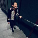 Laura Chimaras Instagram - Todo empieza… con un viaje de la imaginación y un verso besar un recuerdo y navegar las lágrimas de un momento. Izar las velas hacia un viaje interior y descubrir lo que hay adentro dejando que fluya el ritmo, la rima y la cuenta. Hoy, 28 de Noviembre se vivió algo tan sublime, hermoso, intenso, que no tengo palabras❌ Tuve 7 minutos para hablar de poesía y recitar 2 poemas 🔥 ¿cómo se logró? –Apenas coloquen la charla en la plataforma TED se las comparto– pero hicimos que el público, riera, llorara, pensara, y al final suspirara… si en 7 minutos. Gracias por tanto, hoy cumplí un sueño muy valioso para mi🥹🕊️ Gracias @tedx.altamirawomen @ted fue uno de los mejores días de mi vida❌ #poeta #ted #tedxaltamirawomen #poesíaymúsica #poesía
