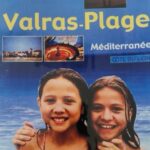 Laura Felpin Instagram - On m’a emmené jusqu’à Valras Plage, petite station balnéaire où j’ai passé tous les étés de mon enfance. Le monsieur de la salle de spectacle était content (même si pas convaincu) de m’y déposer, il y a quelque chose dans les villes qui relie les gens. Un souvenir collectif. Alors on se met à parler de distance entre le casino et le port avec un sérieux et un enthousiasme démesuré, mais dans le fond c’est juste pour se dire : tu sais toi, tu vois de quoi je parle, tu connais les odeurs de churros en été et la sensation sous les pieds des trottoirs fissurés. De toute façon vivre pour soi en résonance avec personne c’est vivre trop vieux. Valras Plage n’a rien d’extraordinaire, et n’a même pas beaucoup d’allure, mais le coeur d’enfant ne conserve rien de l’urbanisme, alors Valras pour moi c’est le plus bel endroit au monde. C’est Jean-Marie Tessier qui présentait les « Thonades de l’espoir » avec l’accent le plus refuge que je connaisse. C’est le petit épicier que dans ma tête c’était l’acteur des Deschiens et que dès que je rentre chez un épicier maintenant, je me demande ce qu’il est devenu et si sa carrière « ça va ». C’est le monsieur de la foire dont j’étais secrètement amoureuse. Il avait des bouclettes pleine de gel, coiffées en arrière, et une gourmette en argent très grosse qui tombait sur son poignet tout fin et tout bronzé, je suis à peu près sûre qu’il sentait le monoï ou la vanille. Il tenait le stand de la pêche aux canards, à un âge où précisément je ne pouvais plus en faire (thanks god pour mon petit frère), cet âge passionnant où l’on souhaite encore faire des manèges mais aussi coucher avec le monsieur du stand. On ne sait tellement rien de ce que ça veut dire cette chose que ça signifie d’être adulte, et pourtant on se souhaite d’être grande, vite et d’un coup et de se marier et de faire des enfants. Nostalgique je suis de mes dix sept ans où les épaules dénudés n’étaient que des épaules, où les poitrines ne jouaient aucun rôle, où finalement il n’y avait rien à comprendre, que soi même, rien à espérer de plus, à part peut être négocier un tatouage de dauphin à l’henné & une tresse brésilienne. Un gros bisous de Valras.