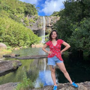 Laura Felpin Instagram - J’étais partie à l’ile Maurice après LA grande rupture.Je venais de regarder Mange Prie Aime, et je n’étais pas indifférente à l’idée de trouver Javier Bardem en bord de mer. 
Quand je suis arrivée à l’hôtel, j’ai compris que c’était un endroit spécialisé dans les lunes de miel. Interdit aux enfants. Que des adultes consentant de se bouffer la gueule H24 dans une ancienne demeure d’époque datant de la colonisation. Zéro respect pour les anciens esclaves, et pour moi donc. Je l’ai pris très personnellement. 
Sur mon lit, il y avait deux serviettes en forme de cygnes qui formaient un coeur   des pétales de roses, un grand classique de l’hôtellerie de blanc. C’est là bas que j’ai purgé. 
Mais après mon sixième enveloppement au rhassoul plus finition gommage quand il n’y avait définitivement plus rien a gratter de moi, j’ai décidé de sortir de ma zone de confort, en réservant une randonnée: les 7 cascades. J’allais rencontrer des gens et on se parlerait sur WhatsApp pour se revoir à Port Louis. Parce que maintenant ma vie était ici. Je porterais du lin et je pratiquerais le tantrisme. 
Mais quand je suis arrivée, j’étais la seule a avoir réservé et la seule chose que le guide m’a dit c’est : vous n’êtes pas bien habillée pour l’activité, puis il m’a demandé de ne pas parler pour respecter la forêt. Pendant 4heures.
Ceux qui me connaissent savent.Il aurait pu me demander de mettre mes doigts dans un toaster, mais 4h sans parler.
Alors j’ai pensé. 
J’ai pensé qu’il faudrait trouver un signe, entre ex, comme les motards quand ils se croisent, pour se dire qu’on se re-connait, même 10 ans après. 
Un truc pour dire : je te sais. 
Et puis j’ai croisé un groupe de françaises. Pour elles, j’étais Annick en randonnée, y’avait pas plus cliché. On a fait des photos. Le guide m’a ensuite demandé de poser devant tous les points clefs de la randonné, sur le site ça lui ferait de la pub. Il m’a demandé de lever les bras, et d’avoir l’air je cite « mieux heureuse ». J’ai pleuré, on a continué à marcher. Si vous êtes dans votre grande rupture : je vous fait cadeau de ces photos, ça m’a mis longtemps mais aujourd’hui ce sont mes préférées. C’est vrai que j’étais mal habillée.