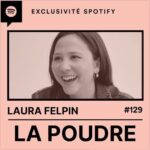 Laura Felpin Instagram - Je me souviens, à l’ancienne, mon amie géniale Zisla, me racontait les trucs qu’elle bidouillait avec une fille super « une ancienne de la mode hyper charismatique » pour parler de trucs dont on parlait peu, ou pas trop fort pour pas déranger. Ça avait l’air mystique. Ça s’appelait La poudre, et j’étais loin de me douter les espaces que ca allait ouvrir en moi. J’ai suivi Lauren presque religieusement tant ce que j’entendais touchait à un truc que je ne savais pas expliquer. C’est grâce à elle que j’ai entendu Titiou Lecoq pour la première fois parler du traitement quasi romantique où tout du moins « romanesque » que la presse faisait des femmes qu’on assassinait, que j’ai appris l’existence de la formule «  charge mentale » grâce Ema auteurice de BD, et ça a changé ma vie. Que j’ai écris des phrases de Despentes dans un carnet, déjà parce que je suis amoureuse d’elle, et aussi pour pouvoir dire en soirée que j’en savais un paquet et qu’on pouvait pas me baiser sur le lesbianisme politique. J’ai entendu Taubira lire Maya Angelou, j’ai pleuré en écoutant @geraldinenakach mon amie, quand j’ai découvert tous les contours que je ne lui avais pas imaginé. Et depuis 7 ans, La poudre c’est ma petite bouillotte sur le bas du ventre, le coussin qu’on cale entre les deux genoux la nuit pour que ça fasse moins dur, ça me guide, ça me transforme, ça m’accompagne pendants les déménagements, ça m’a sauvé pendant mon gros chagrin d’amour et surtout ça me fait aimer les femmes et ça me pousse à effacer doucely de ma mémoire ce système qui tends à les rendre : concurrentes. J’ai jamais autant kiffé être une meuf. L’épisode est dispo sur Spotify. Merci @laurenbastide Merci @annesophienp 👑