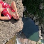 Laura Felpin Instagram - J’étais partie à l’ile Maurice après LA grande rupture.Je venais de regarder Mange Prie Aime, et je n’étais pas indifférente à l’idée de trouver Javier Bardem en bord de mer. Quand je suis arrivée à l’hôtel, j’ai compris que c’était un endroit spécialisé dans les lunes de miel. Interdit aux enfants. Que des adultes consentant de se bouffer la gueule H24 dans une ancienne demeure d’époque datant de la colonisation. Zéro respect pour les anciens esclaves, et pour moi donc. Je l’ai pris très personnellement. Sur mon lit, il y avait deux serviettes en forme de cygnes qui formaient un coeur des pétales de roses, un grand classique de l’hôtellerie de blanc. C’est là bas que j’ai purgé. Mais après mon sixième enveloppement au rhassoul plus finition gommage quand il n’y avait définitivement plus rien a gratter de moi, j’ai décidé de sortir de ma zone de confort, en réservant une randonnée: les 7 cascades. J’allais rencontrer des gens et on se parlerait sur WhatsApp pour se revoir à Port Louis. Parce que maintenant ma vie était ici. Je porterais du lin et je pratiquerais le tantrisme. Mais quand je suis arrivée, j’étais la seule a avoir réservé et la seule chose que le guide m’a dit c’est : vous n’êtes pas bien habillée pour l’activité, puis il m’a demandé de ne pas parler pour respecter la forêt. Pendant 4heures. Ceux qui me connaissent savent.Il aurait pu me demander de mettre mes doigts dans un toaster, mais 4h sans parler. Alors j’ai pensé. J’ai pensé qu’il faudrait trouver un signe, entre ex, comme les motards quand ils se croisent, pour se dire qu’on se re-connait, même 10 ans après. Un truc pour dire : je te sais. Et puis j’ai croisé un groupe de françaises. Pour elles, j’étais Annick en randonnée, y’avait pas plus cliché. On a fait des photos. Le guide m’a ensuite demandé de poser devant tous les points clefs de la randonné, sur le site ça lui ferait de la pub. Il m’a demandé de lever les bras, et d’avoir l’air je cite « mieux heureuse ». J’ai pleuré, on a continué à marcher. Si vous êtes dans votre grande rupture : je vous fait cadeau de ces photos, ça m’a mis longtemps mais aujourd’hui ce sont mes préférées. C’est vrai que j’étais mal habillée.