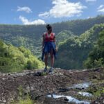 Laura Felpin Instagram - J’étais partie à l’ile Maurice après LA grande rupture.Je venais de regarder Mange Prie Aime, et je n’étais pas indifférente à l’idée de trouver Javier Bardem en bord de mer. Quand je suis arrivée à l’hôtel, j’ai compris que c’était un endroit spécialisé dans les lunes de miel. Interdit aux enfants. Que des adultes consentant de se bouffer la gueule H24 dans une ancienne demeure d’époque datant de la colonisation. Zéro respect pour les anciens esclaves, et pour moi donc. Je l’ai pris très personnellement. Sur mon lit, il y avait deux serviettes en forme de cygnes qui formaient un coeur des pétales de roses, un grand classique de l’hôtellerie de blanc. C’est là bas que j’ai purgé. Mais après mon sixième enveloppement au rhassoul plus finition gommage quand il n’y avait définitivement plus rien a gratter de moi, j’ai décidé de sortir de ma zone de confort, en réservant une randonnée: les 7 cascades. J’allais rencontrer des gens et on se parlerait sur WhatsApp pour se revoir à Port Louis. Parce que maintenant ma vie était ici. Je porterais du lin et je pratiquerais le tantrisme. Mais quand je suis arrivée, j’étais la seule a avoir réservé et la seule chose que le guide m’a dit c’est : vous n’êtes pas bien habillée pour l’activité, puis il m’a demandé de ne pas parler pour respecter la forêt. Pendant 4heures. Ceux qui me connaissent savent.Il aurait pu me demander de mettre mes doigts dans un toaster, mais 4h sans parler. Alors j’ai pensé. J’ai pensé qu’il faudrait trouver un signe, entre ex, comme les motards quand ils se croisent, pour se dire qu’on se re-connait, même 10 ans après. Un truc pour dire : je te sais. Et puis j’ai croisé un groupe de françaises. Pour elles, j’étais Annick en randonnée, y’avait pas plus cliché. On a fait des photos. Le guide m’a ensuite demandé de poser devant tous les points clefs de la randonné, sur le site ça lui ferait de la pub. Il m’a demandé de lever les bras, et d’avoir l’air je cite « mieux heureuse ». J’ai pleuré, on a continué à marcher. Si vous êtes dans votre grande rupture : je vous fait cadeau de ces photos, ça m’a mis longtemps mais aujourd’hui ce sont mes préférées. C’est vrai que j’étais mal habillée.