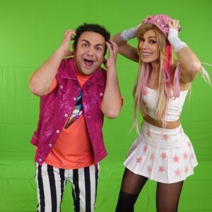 Laura Franco Instagram - Quiero compartirles el backstage de SE ARMÓ EL FIESTÓN 🎉🎶 

Así nos divertimos con mi amodorado amigo @diegotopaok 💘 en la grabación del videoclip junto al piojo, el piojito y el piojón! Pero no vinieron solos… 

Estuvimos acompañados por nuestros Chiquipines 💖que también se sumaron para cantar, jugar y bailar junto a nosotros en 🎶 SE ARMÓ EL FIESTÓN 🎶 y esto es un flor de notición!

¿Tuvieron piojos alguna vez? 👇🏻 vamos a combatirlos con esta canción!! 

#panam #yosoypanam #panamfiesta #música #canciones #niños #alegria #juegos #diversión #topa #diegotopa #searmoelfieston