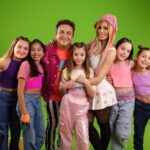 Laura Franco Instagram - Quiero compartirles el backstage de SE ARMÓ EL FIESTÓN 🎉🎶 Así nos divertimos con mi amodorado amigo @diegotopaok 💘 en la grabación del videoclip junto al piojo, el piojito y el piojón! Pero no vinieron solos… Estuvimos acompañados por nuestros Chiquipines 💖que también se sumaron para cantar, jugar y bailar junto a nosotros en 🎶 SE ARMÓ EL FIESTÓN 🎶 y esto es un flor de notición! ¿Tuvieron piojos alguna vez? 👇🏻 vamos a combatirlos con esta canción!! #panam #yosoypanam #panamfiesta #música #canciones #niños #alegria #juegos #diversión #topa #diegotopa #searmoelfieston