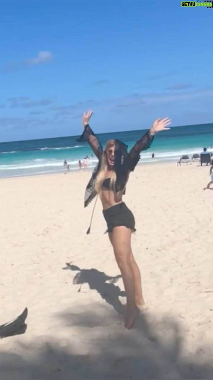 Laura Franco Instagram - Mas momentos en el Hard Rock Hotel & Casino Punta Cana que quedarán para siempre en mi corazón 💘🫶🏼✨🦋 playa, mar, piruetas, hijos y muuuchas risas 😍 @hrhcpuntacana