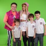 Laura Franco Instagram - Quiero compartirles el backstage de SE ARMÓ EL FIESTÓN 🎉🎶 Así nos divertimos con mi amodorado amigo @diegotopaok 💘 en la grabación del videoclip junto al piojo, el piojito y el piojón! Pero no vinieron solos… Estuvimos acompañados por nuestros Chiquipines 💖que también se sumaron para cantar, jugar y bailar junto a nosotros en 🎶 SE ARMÓ EL FIESTÓN 🎶 y esto es un flor de notición! ¿Tuvieron piojos alguna vez? 👇🏻 vamos a combatirlos con esta canción!! #panam #yosoypanam #panamfiesta #música #canciones #niños #alegria #juegos #diversión #topa #diegotopa #searmoelfieston