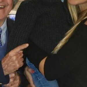 Laura Franco Instagram - ¡Amado Carlitos!
Seguirás latiendo por siempre en mi corazón y en el de todos tus amados “balacitos” 
Gracias por hacerme parte de tu familia 
Gracias por tu arte , por tu generosidad , por desvivirte para hacernos reír y llenarnos el corazón de ternura !
Gracias por sembrar tanto amor sobre ésta tierra ! 
Me imagino con que abrazo te estará recibiendo DIOS! 
Siempre serás mi horizonte  y el ejemplo del buen vivir !
Agradezco a la vida la bendición de haberte disfrutado tanto ! Agradezco a la vida cada charla cada juego  cada enseñanza 
Te amodoro hasta el cielo ida y vuelta !
¡Vuela alto MAESTRO!
#CarlitosEterno 

¿Que gusto tiene la niñez?
¡BALAAAA!