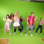 Laura Franco Instagram - Quiero compartirles el backstage de SE ARMÓ EL FIESTÓN 🎉🎶 Así nos divertimos con mi amodorado amigo @diegotopaok 💘 en la grabación del videoclip junto al piojo, el piojito y el piojón! Pero no vinieron solos… Estuvimos acompañados por nuestros Chiquipines 💖que también se sumaron para cantar, jugar y bailar junto a nosotros en 🎶 SE ARMÓ EL FIESTÓN 🎶 y esto es un flor de notición! ¿Tuvieron piojos alguna vez? 👇🏻 vamos a combatirlos con esta canción!! #panam #yosoypanam #panamfiesta #música #canciones #niños #alegria #juegos #diversión #topa #diegotopa #searmoelfieston