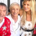 Laura Franco Instagram – ¡Amado Carlitos!
Seguirás latiendo por siempre en mi corazón y en el de todos tus amados “balacitos” 
Gracias por hacerme parte de tu familia 
Gracias por tu arte , por tu generosidad , por desvivirte para hacernos reír y llenarnos el corazón de ternura !
Gracias por sembrar tanto amor sobre ésta tierra ! 
Me imagino con que abrazo te estará recibiendo DIOS! 
Siempre serás mi horizonte  y el ejemplo del buen vivir !
Agradezco a la vida la bendición de haberte disfrutado tanto ! Agradezco a la vida cada charla cada juego  cada enseñanza 
Te amodoro hasta el cielo ida y vuelta !
¡Vuela alto MAESTRO!
#CarlitosEterno 

¿Que gusto tiene la niñez?
¡BALAAAA!